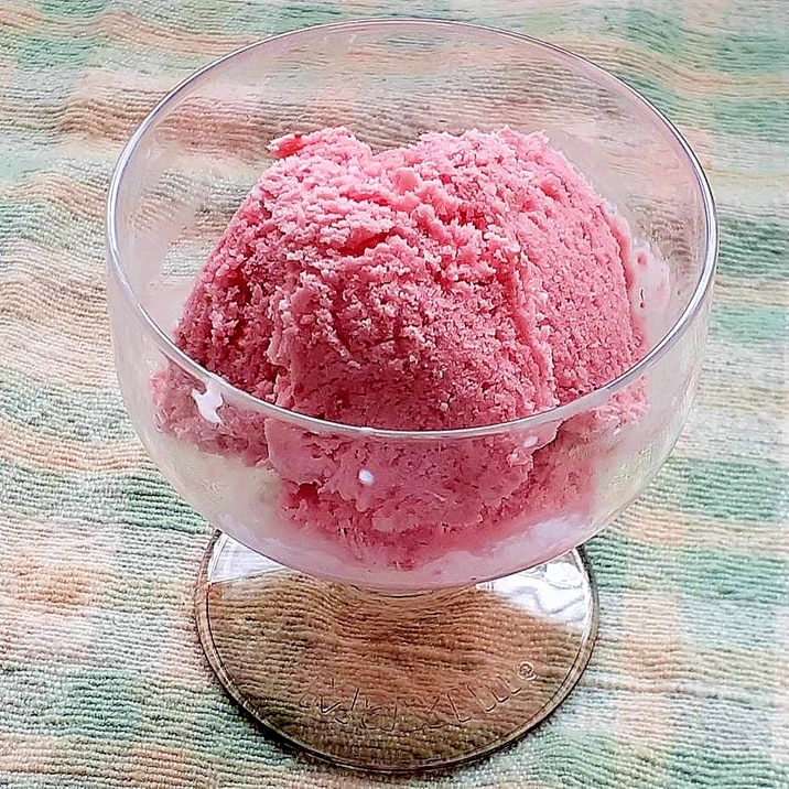 混ぜて凍らせるだけ!材料4つでイチゴのジェラート